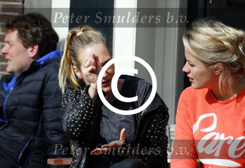 Amsterdam 10 maart 2015  
Tess Milne en Kimberly Klaver samen op een terrasje en Tess daarna met koptelefoon op de fiets