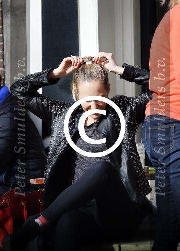 Amsterdam 10 maart 2015  
Tess Milne en Kimberly Klaver samen op een terrasje en Tess daarna met koptelefoon op de fiets