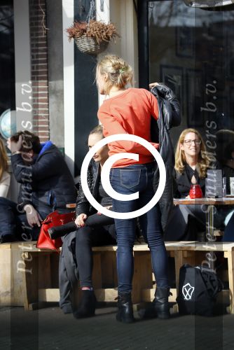 Amsterdam 10 maart 2015  
Tess Milne en Kimberly Klaver samen op een terrasje en Tess daarna met koptelefoon op de fiets