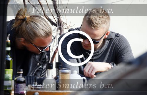 Amsterdam 17 maart 2015
Kolbeinn Sigthorsson met een kennis op terras