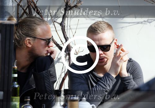 Amsterdam 17 maart 2015
Kolbeinn Sigthorsson met een kennis op terras