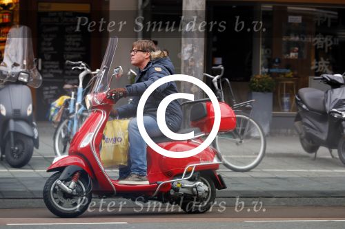 Amsterdam 9 maart 2015 
Martijn Krabbe doet boodschappen op zijn vespa scooter.