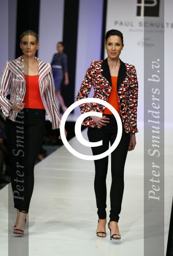 Amsterdam 8 maart 2015
Modeshow Paul Schulten in het Okura.
oa aanwezig Christine Kroonenberg met vriend Christina Curry Hank Heijn Geert ( vriend Edgar Vos) Harrie Mens met zijn buurvrouw en dochter Suze.