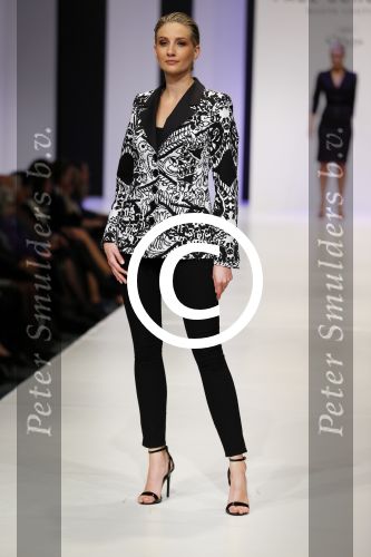 Amsterdam 8 maart 2015
Modeshow Paul Schulten in het Okura.
oa aanwezig Christine Kroonenberg met vriend Christina Curry Hank Heijn Geert ( vriend Edgar Vos) Harrie Mens met zijn buurvrouw en dochter Suze.