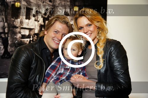 Alphen aan de Rijn 28 februari 2015
Opening expositie Myrthe Mylius. Vriend Thomas Berge en zoontje Jack zijn natuurlijk aanwezig.