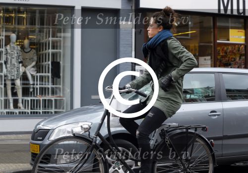 Amsterdam 27 maart 2015
Naomi v As op de fiets in Amsterdam zuid.