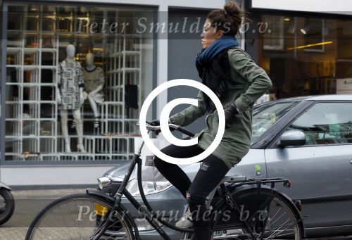 Amsterdam 27 maart 2015
Naomi v As op de fiets in Amsterdam zuid.