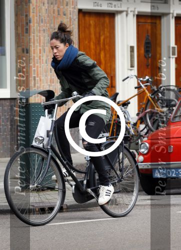 Amsterdam 27 maart 2015
Naomi v As op de fiets in Amsterdam zuid.