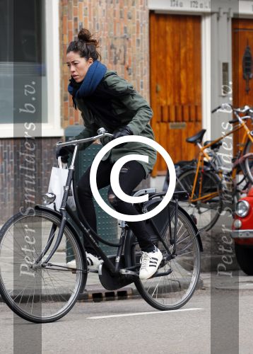 Amsterdam 27 maart 2015
Naomi v As op de fiets in Amsterdam zuid.