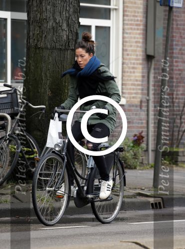 Amsterdam 27 maart 2015
Naomi v As op de fiets in Amsterdam zuid.