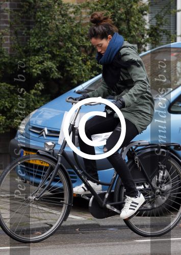 Amsterdam 27 maart 2015
Naomi v As op de fiets in Amsterdam zuid.