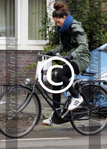 Amsterdam 27 maart 2015
Naomi v As op de fiets in Amsterdam zuid.