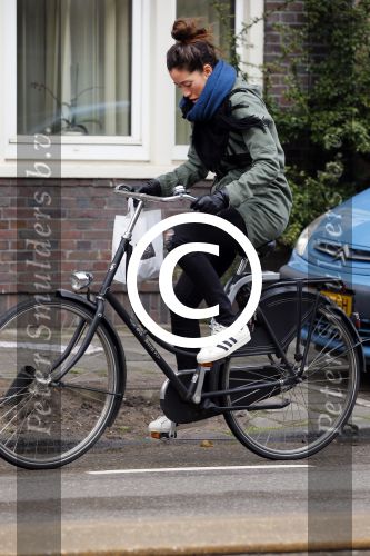 Amsterdam 27 maart 2015
Naomi v As op de fiets in Amsterdam zuid.