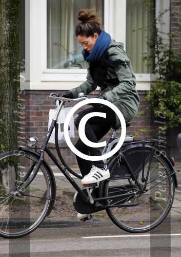 Amsterdam 27 maart 2015
Naomi v As op de fiets in Amsterdam zuid.
