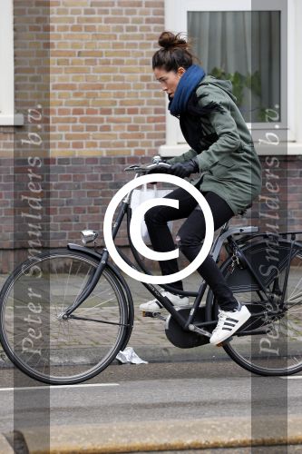 Amsterdam 27 maart 2015
Naomi v As op de fiets in Amsterdam zuid.