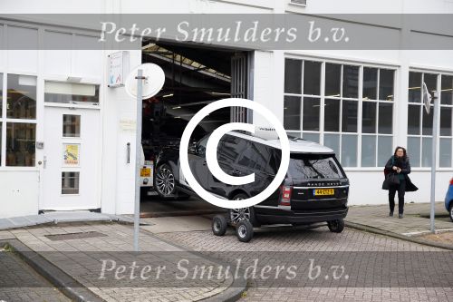 Amsterdam 31 maart 2015
Olcay Gulsen haar range Rover (auto) wordt weg gesleept.