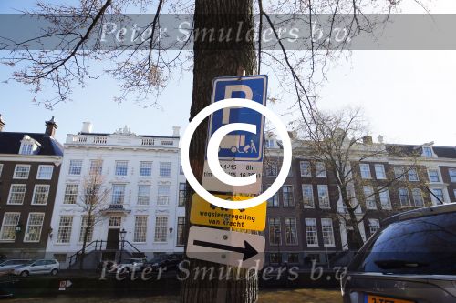 Amsterdam 31 maart 2015
Olcay Gulsen haar range Rover (auto) wordt weg gesleept.