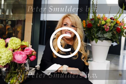 Amsterdam 13 maart 2015
Patricia Paay opent Beverly Beethoven van Alice Zegerius en haar man in het gelderlandplein.