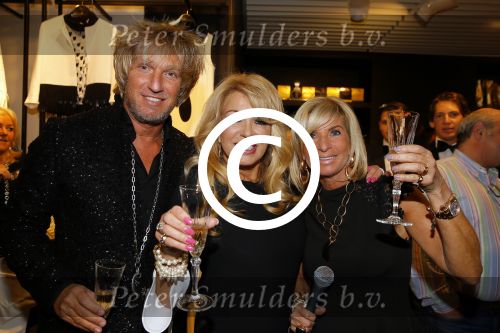 Amsterdam 13 maart 2015
Patricia Paay opent Beverly Beethoven van Alice Zegerius en haar man in het gelderlandplein.