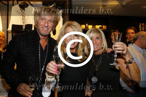 Amsterdam 13 maart 2015
Patricia Paay opent Beverly Beethoven van Alice Zegerius en haar man in het gelderlandplein.