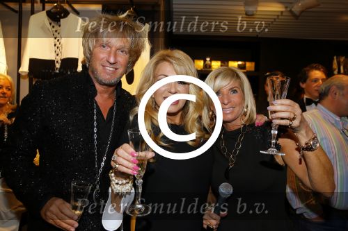 Amsterdam 13 maart 2015
Patricia Paay opent Beverly Beethoven van Alice Zegerius en haar man in het gelderlandplein.