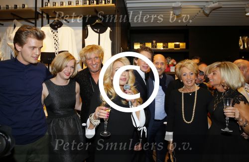 Amsterdam 13 maart 2015
Patricia Paay opent Beverly Beethoven van Alice Zegerius en haar man in het gelderlandplein.