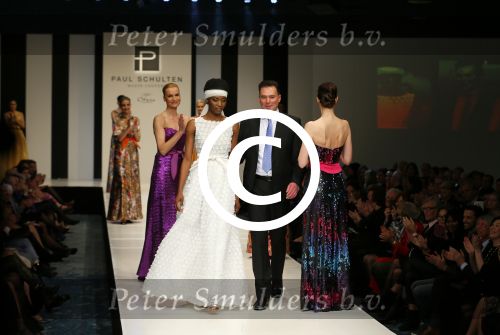 Amsterdam 8 maart 2015
Modeshow Paul Schulten in het Okura.
oa aanwezig Christine Kroonenberg met vriend Christina Curry Hank Heijn Geert ( vriend Edgar Vos) Harrie Mens met zijn buurvrouw en dochter Suze.