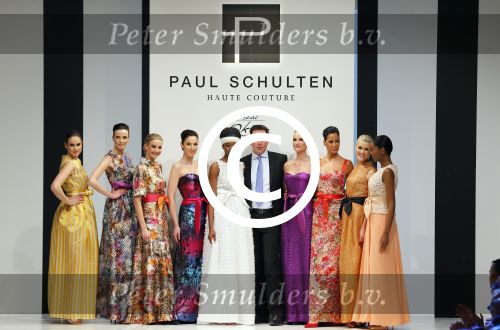 Amsterdam 8 maart 2015
Modeshow Paul Schulten in het Okura.
oa aanwezig Christine Kroonenberg met vriend Christina Curry Hank Heijn Geert ( vriend Edgar Vos) Harrie Mens met zijn buurvrouw en dochter Suze.