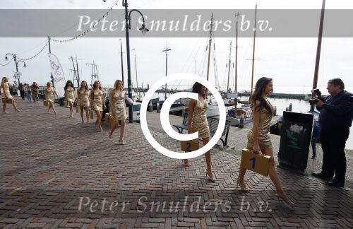 Volendam 5 maart 2014
Presentatie 100% NL Magazine ism postcodeloterij bij old Dutch.
dames postcodeloterij met de gouden koffertjes