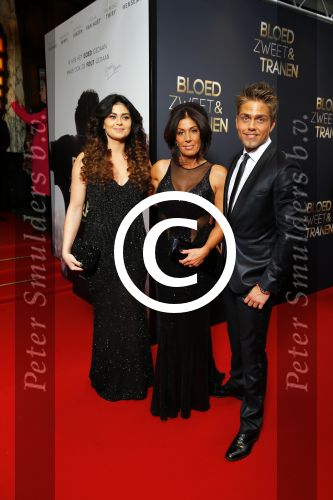 Amsterdam 30 maart 2015
Premiere Bloed zweet en tranen (film over het leven van Andre Hazes) in Tuschinski.
rachel Hazes met Roxeanne Hazes en vriend en Dre Hazes en vriendin