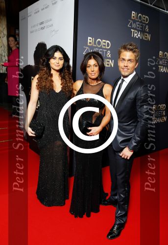 Amsterdam 30 maart 2015
Premiere Bloed zweet en tranen (film over het leven van Andre Hazes) in Tuschinski.
rachel Hazes met Roxeanne Hazes en vriend en Dre Hazes en vriendin