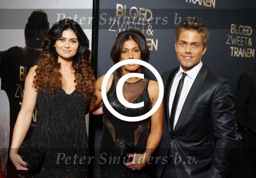 Amsterdam 30 maart 2015
Premiere Bloed zweet en tranen (film over het leven van Andre Hazes) in Tuschinski.
rachel Hazes met Roxeanne Hazes en vriend en Dre Hazes en vriendin