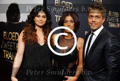 Amsterdam 30 maart 2015
Premiere Bloed zweet en tranen (film over het leven van Andre Hazes) in Tuschinski.
rachel Hazes met Roxeanne Hazes en vriend en Dre Hazes en vriendin