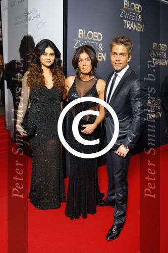 Amsterdam 30 maart 2015
Premiere Bloed zweet en tranen (film over het leven van Andre Hazes) in Tuschinski.
rachel Hazes met Roxeanne Hazes en vriend en Dre Hazes en vriendin