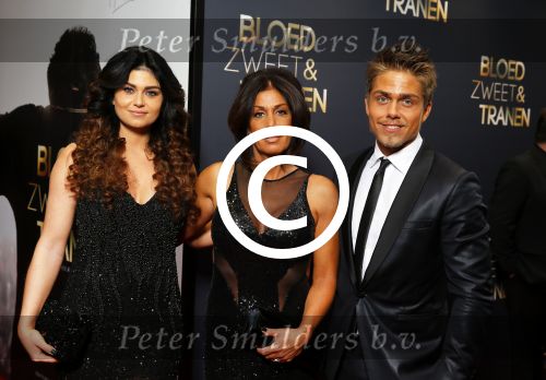 Amsterdam 30 maart 2015
Premiere Bloed zweet en tranen (film over het leven van Andre Hazes) in Tuschinski.
rachel Hazes met Roxeanne Hazes en vriend en Dre Hazes en vriendin