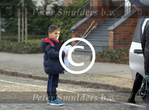 Hamburg 18 maart 2015
Aupair Rafael v d Vaart vertrekt met kinderen Sabia naar school