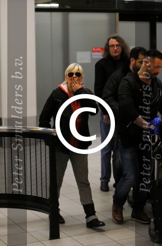 Schiphol 26 maart 2015
Samantha Fox arriveert op schiphol. Varol Porsemay haalt haar op