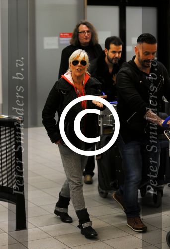 Schiphol 26 maart 2015
Samantha Fox arriveert op schiphol. Varol Porsemay haalt haar op
