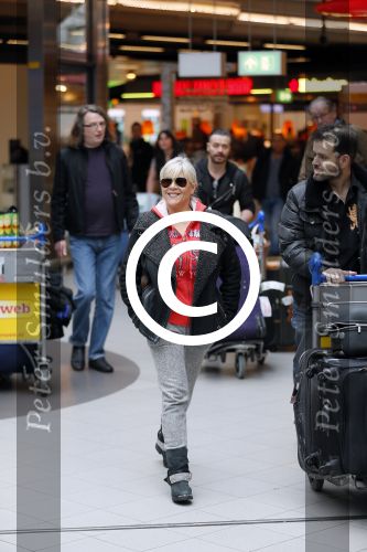 Schiphol 26 maart 2015
Samantha Fox arriveert op schiphol. Varol Porsemay haalt haar op
