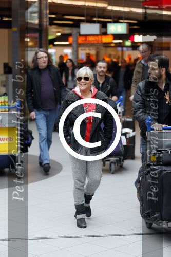Schiphol 26 maart 2015
Samantha Fox arriveert op schiphol. Varol Porsemay haalt haar op