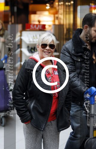 Schiphol 26 maart 2015
Samantha Fox arriveert op schiphol. Varol Porsemay haalt haar op