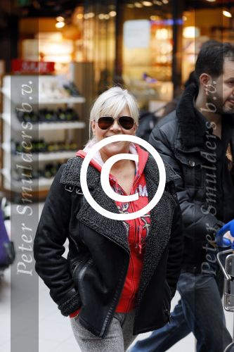 Schiphol 26 maart 2015
Samantha Fox arriveert op schiphol. Varol Porsemay haalt haar op