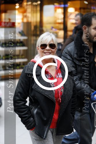 Schiphol 26 maart 2015
Samantha Fox arriveert op schiphol. Varol Porsemay haalt haar op