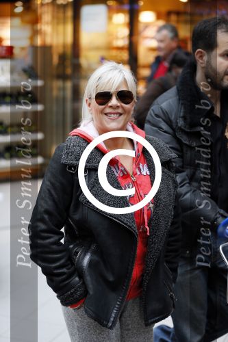 Schiphol 26 maart 2015
Samantha Fox arriveert op schiphol. Varol Porsemay haalt haar op