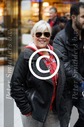 Schiphol 26 maart 2015
Samantha Fox arriveert op schiphol. Varol Porsemay haalt haar op