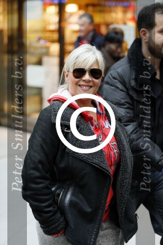 Schiphol 26 maart 2015
Samantha Fox arriveert op schiphol. Varol Porsemay haalt haar op