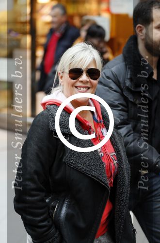 Schiphol 26 maart 2015
Samantha Fox arriveert op schiphol. Varol Porsemay haalt haar op