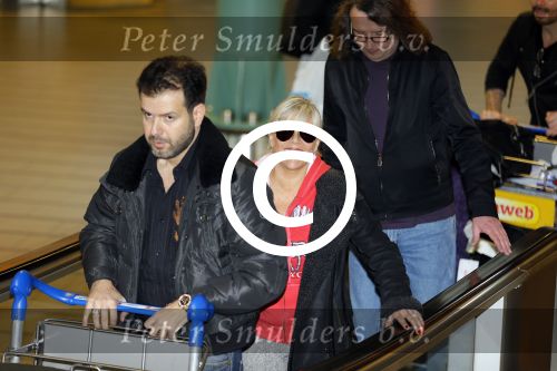 Schiphol 26 maart 2015
Samantha Fox arriveert op schiphol. Varol Porsemay haalt haar op