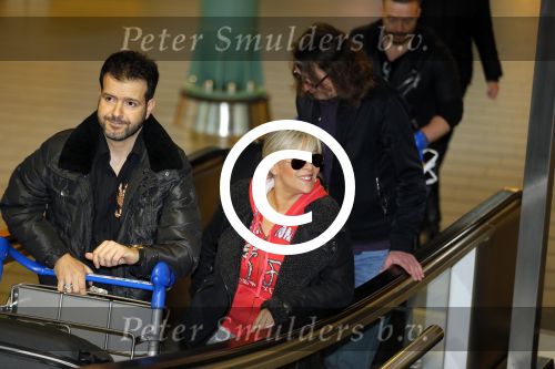 Schiphol 26 maart 2015
Samantha Fox arriveert op schiphol. Varol Porsemay haalt haar op