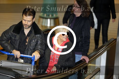 Schiphol 26 maart 2015
Samantha Fox arriveert op schiphol. Varol Porsemay haalt haar op